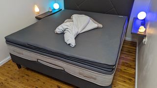 The swappable layers and the cover of the Eva Premium Adapt Mattress