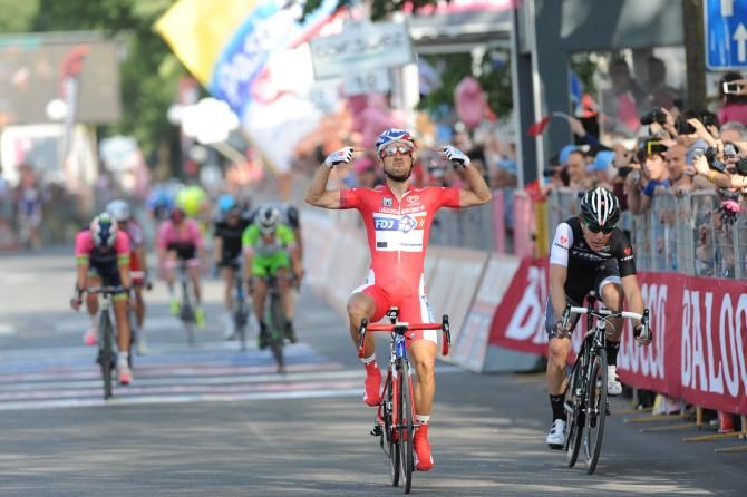 Nacer Bouhanni (FDJ) beats Giacomo Nizzolo (Trek Factory)