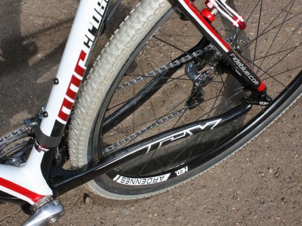 The chain stays are tall and relatively thick throughout their length, contributing to the Norcross's snappy drivetrain feel