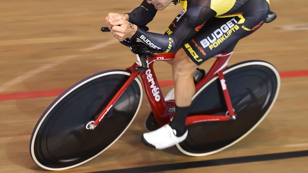 2015: Jack Bobridge had a failed attempt on a Cervelo T4, posting a distance of 51.3km