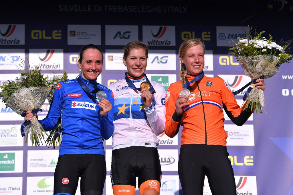 The final podium (L-R): Eva Lechner, Yara Kastelijn, Annemarie Worst