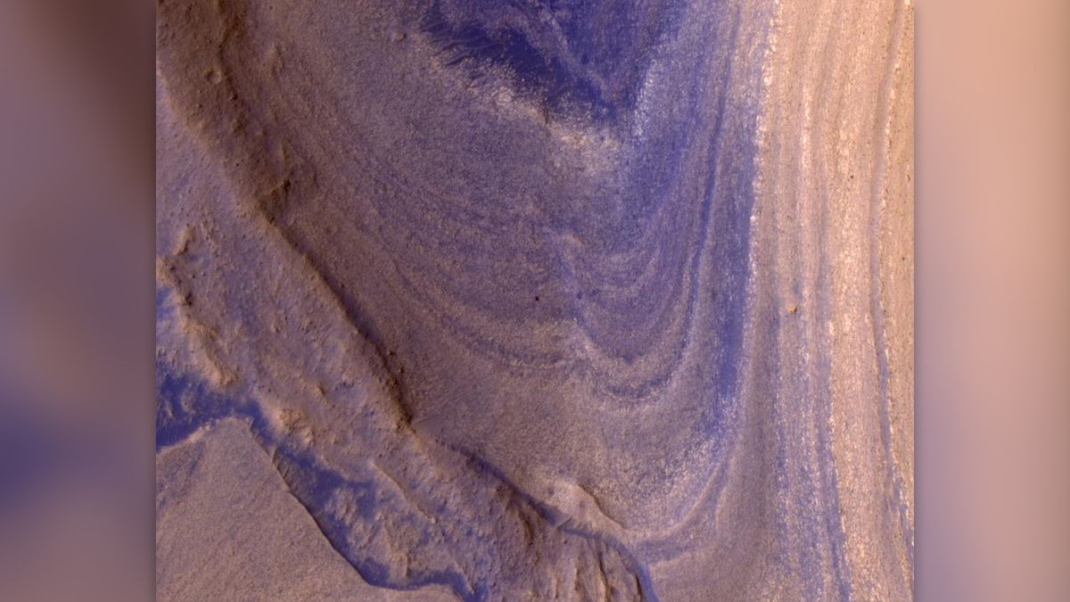 La foto spaziale di questa settimana: riesci a individuare il robot nascosto sulle pendici di Marte?
