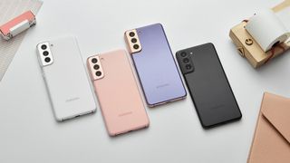 De Samsung Galaxy S21-serie smartphones met het scherm naar beneden op een tafel