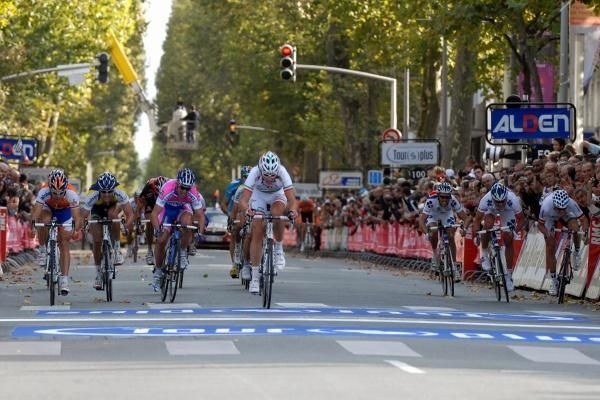 Filippo Pozzato takes the sprint for fourth in Paris-Tours.