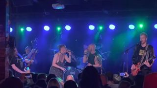 Halestorm and Daughtry perform Alice In Chains