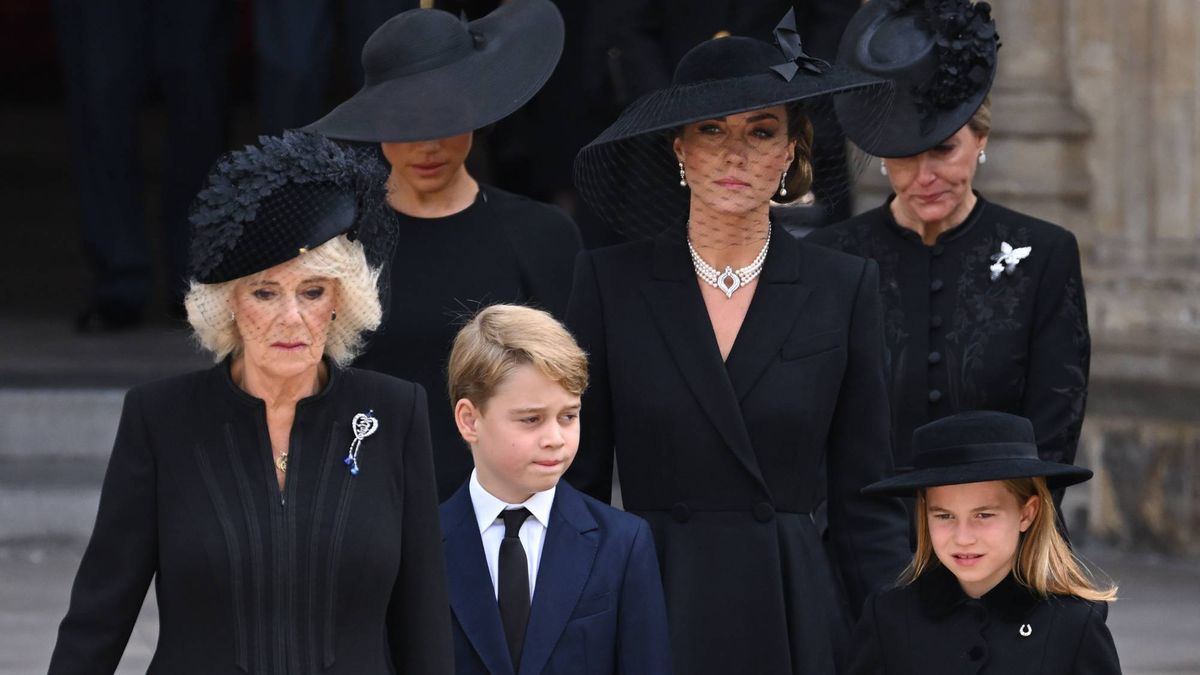 Kate Middleton a gentiment rassuré le prince George et la princesse Charlotte lors des funérailles de la reine