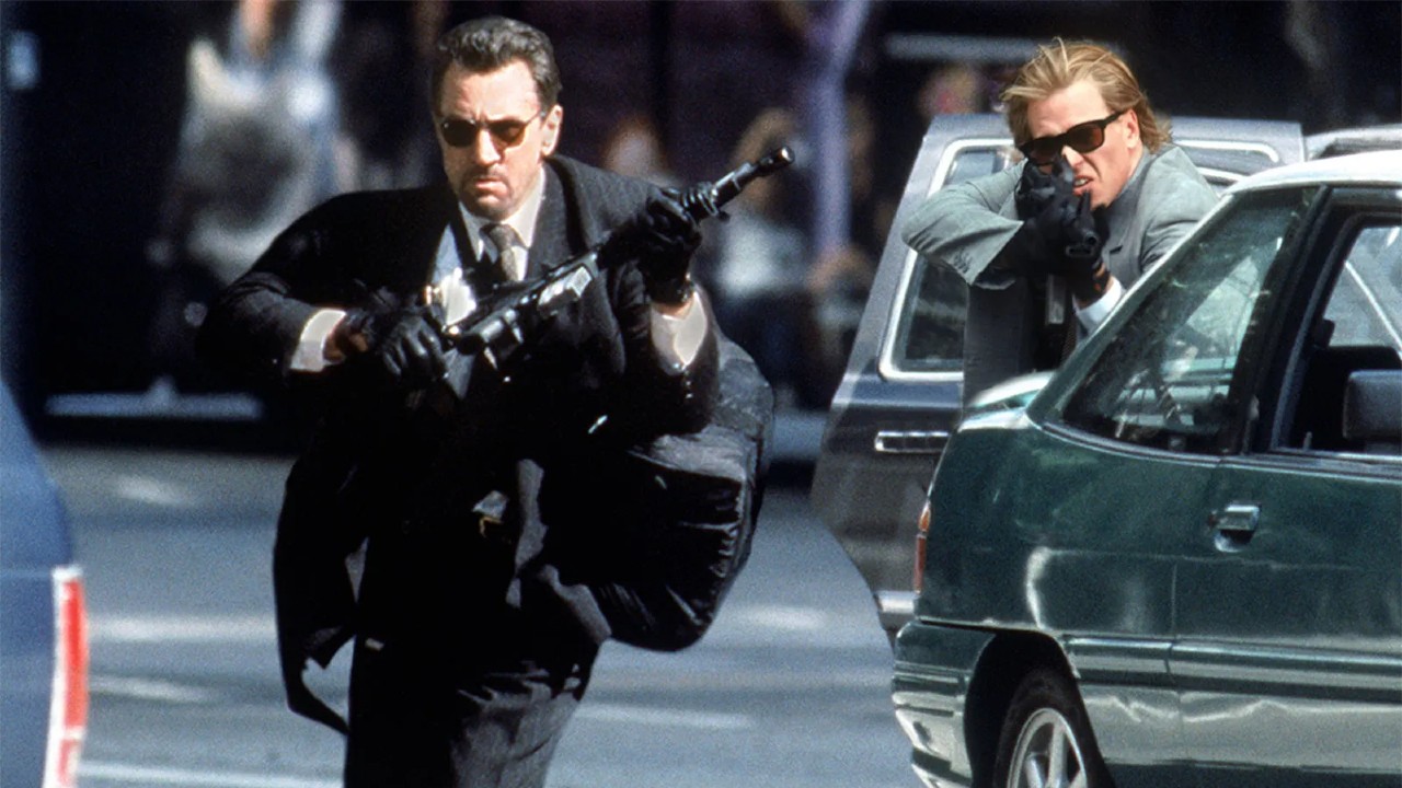 A still image from Heat featuring Robert De Niro and Val Kilmer both carrying assault rifles
