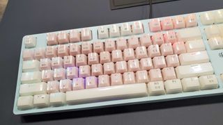 Rosa und blaue Tastatur mit Hintergrundbeleuchtung