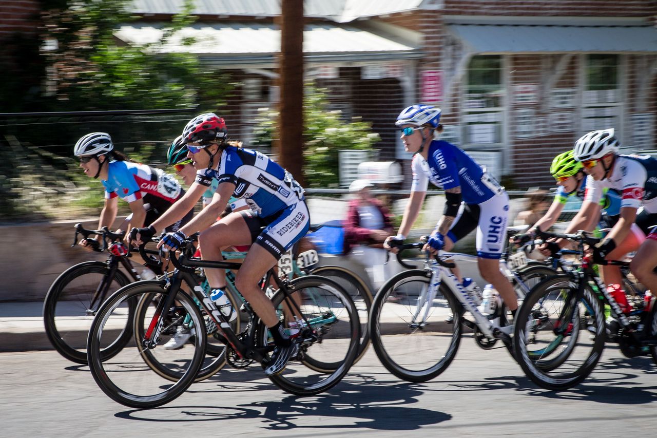 The front of the women&rsquo;s field accelerates up the back side climb
