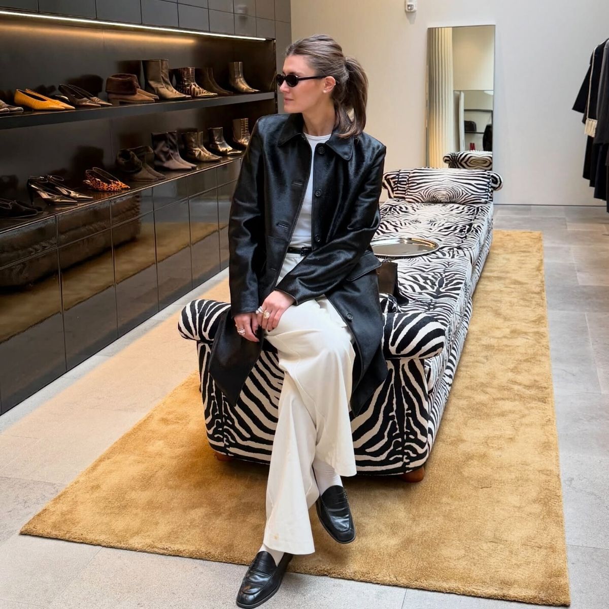 An image of @cocoschiffer wearing gathered loafers.