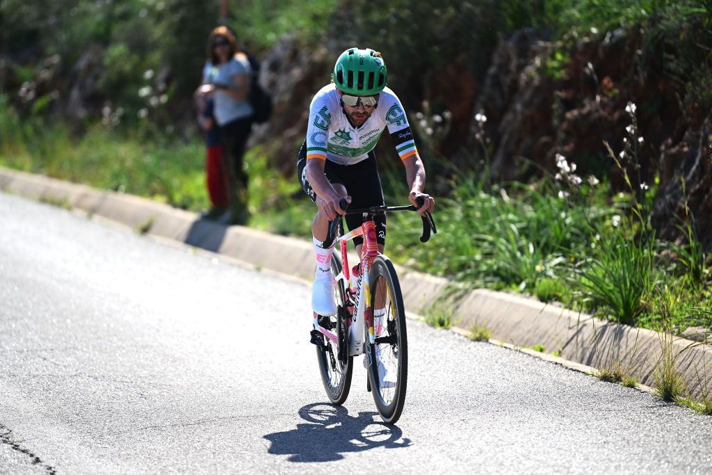 ALTO DO MALHAO PORTUGAL FEBRUARY 18 Ben Healy of Ireland and Team EF Education EasyPost competes in the chase group during the 50th Volta ao Algarve em Bicicleta 2024 Stage 5 a 1658km stage from Faro to Alto do Malhao 514m on February 18 2024 in Alto do Malhao Portugal Photo by Dario BelingheriGetty Images