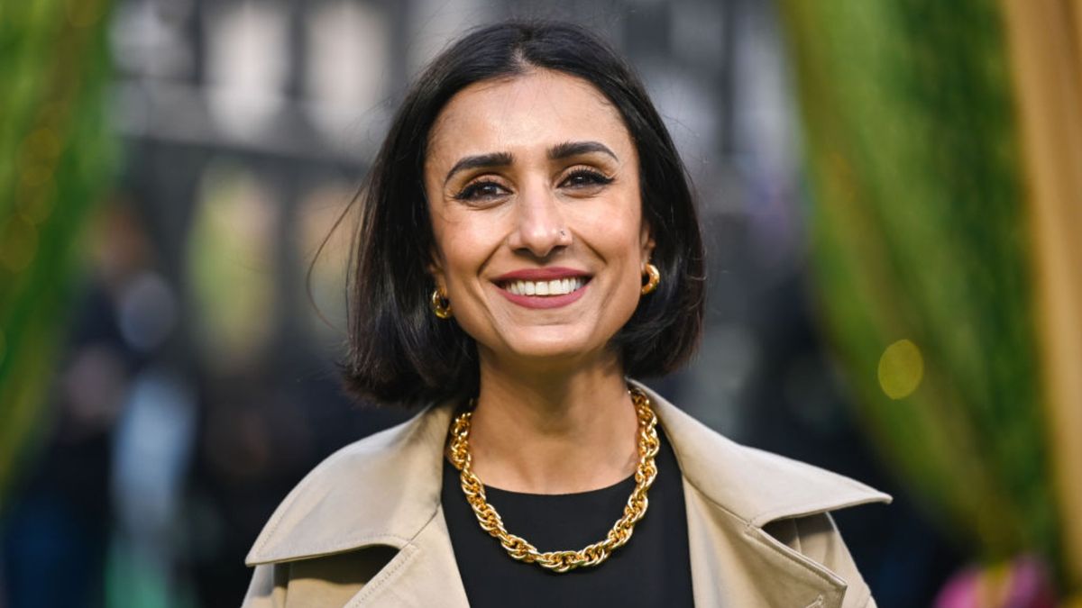 เสื้อถักสีกรมท่าแสนสบายของ Anita Rani พร้อมริมฝีปากและเล็บสีแดงเข้มเป็นลุคลำลองสำหรับเทศกาลที่ดีที่สุด