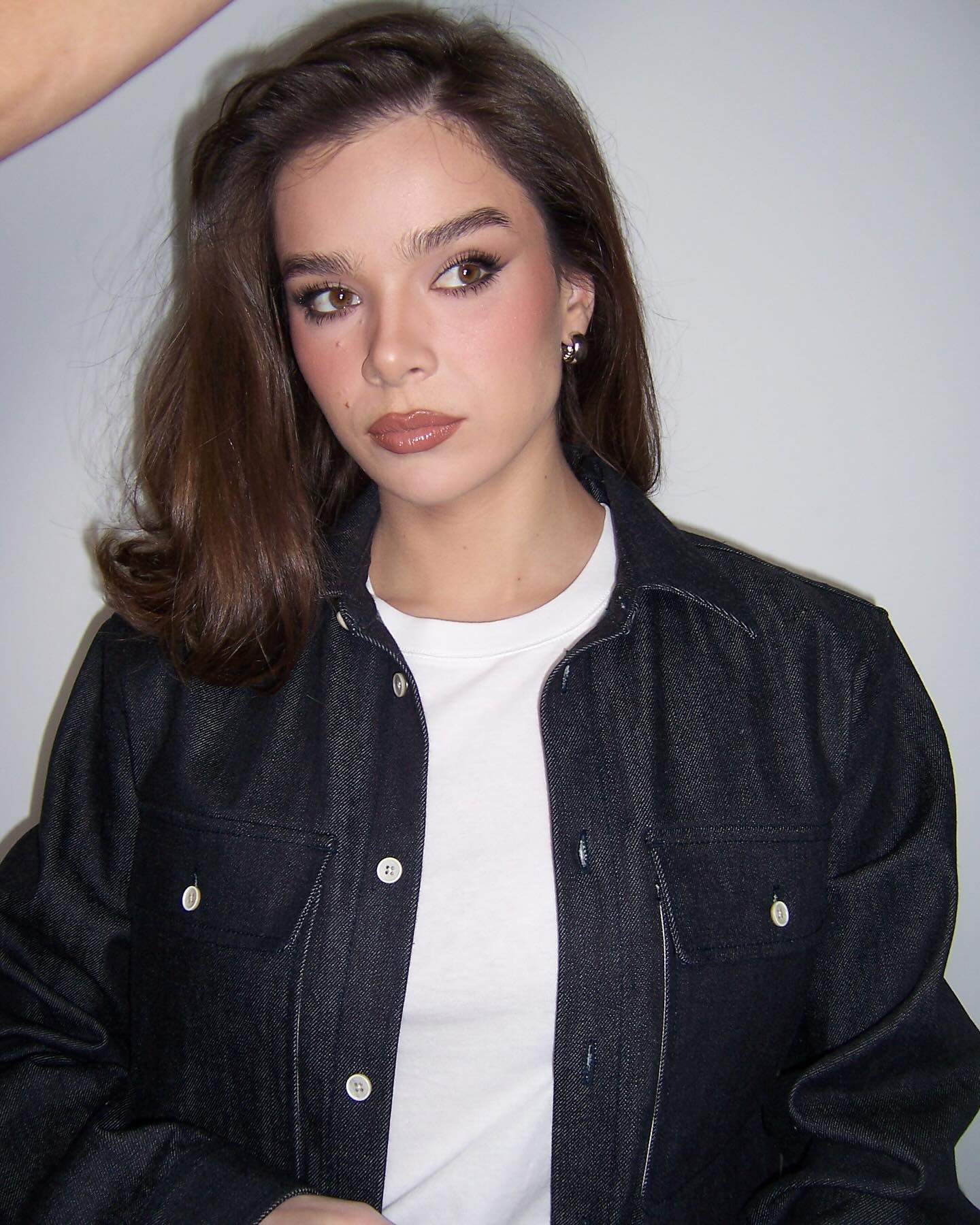 Hailee Steinfeld with glossy, bouncy strands