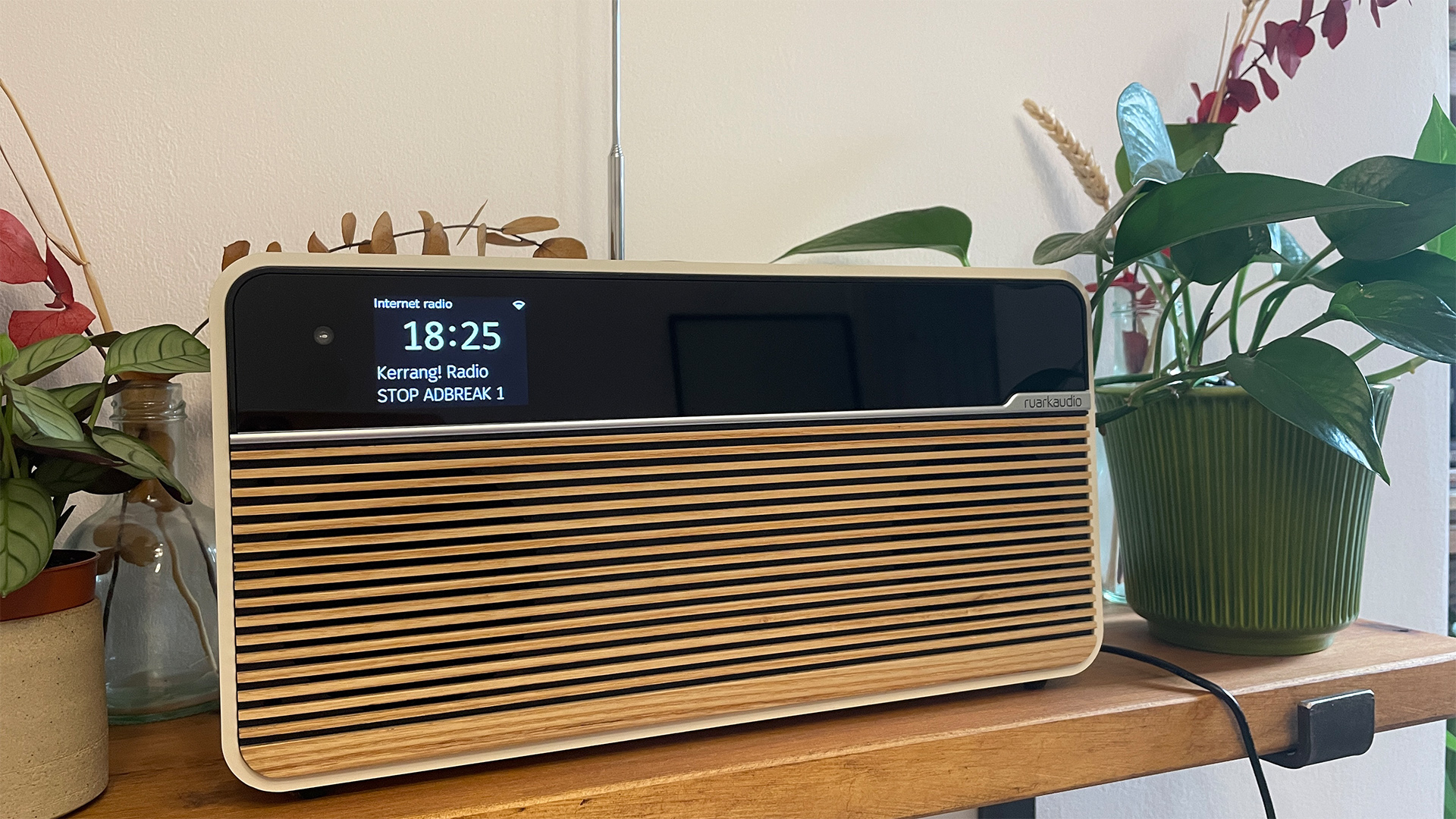 Это потрясающее трио от Apple, Grado и Ruark олицетворяет современную музыкальную систему.