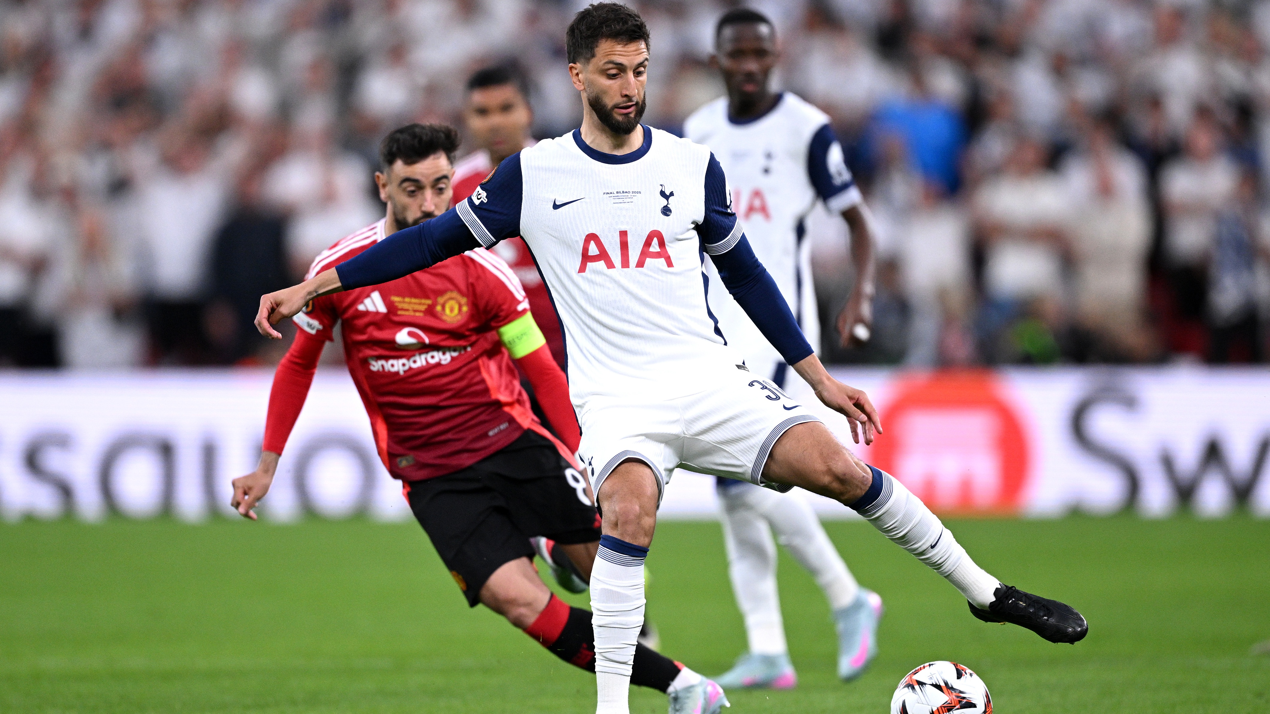 Bentancur against Bruno Fernandes in Europa League