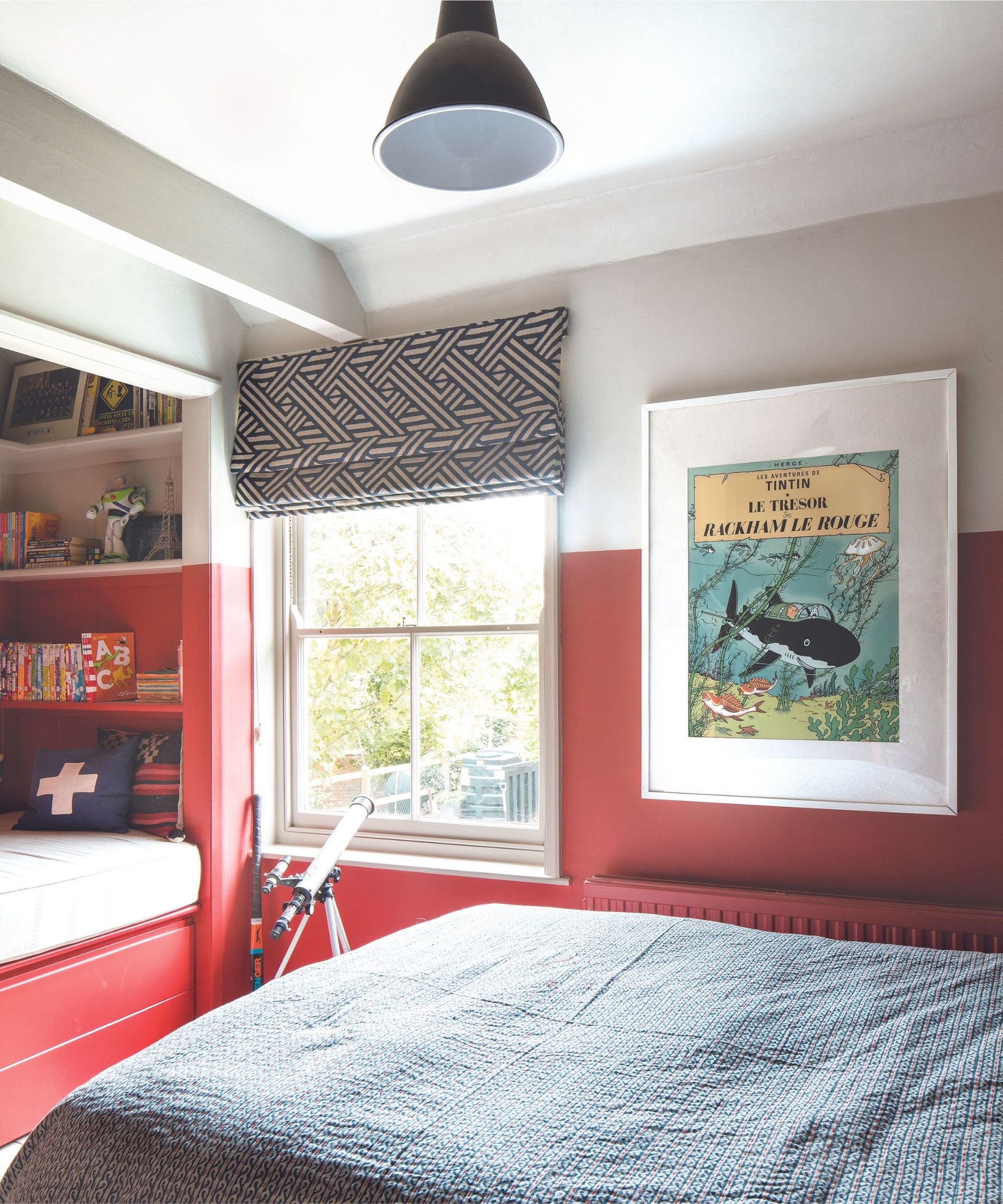 Red room, black lamp