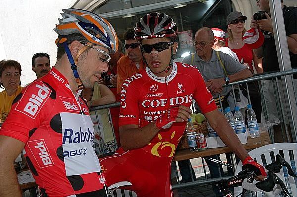 Oscar Freire Gomez (Rabobank) and Leonardo Duque (Cofidis - Le Cr&eacute;dit par T&eacute;l&eacute;phone) are discussing the best tactics to get to the top without losing the zest for tomorrow's stage.