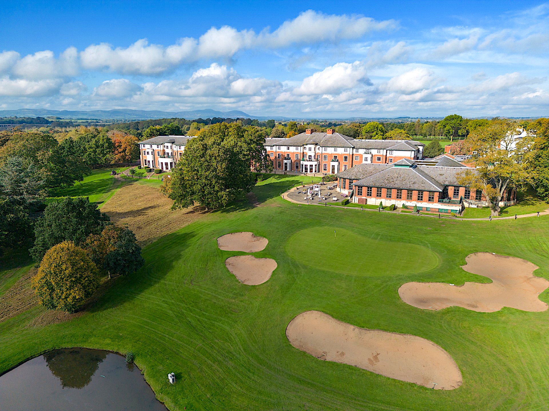 The 18th green and hotel at Puckrup Hall