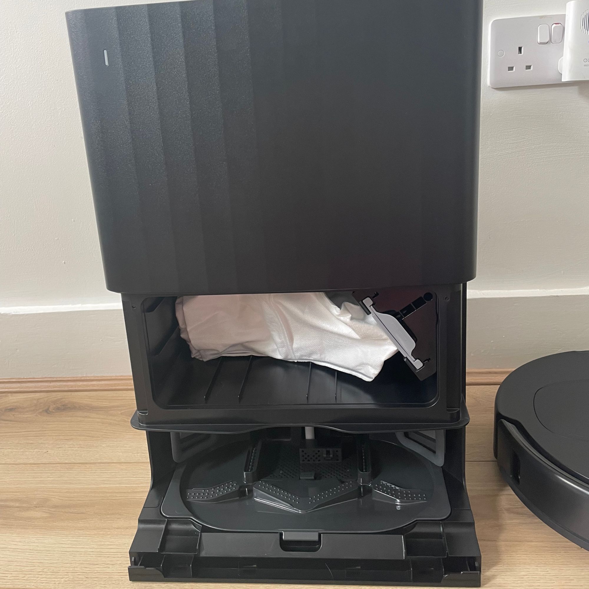 Roborock QV 35S Robot Vacuum With Mop with dust bag inside