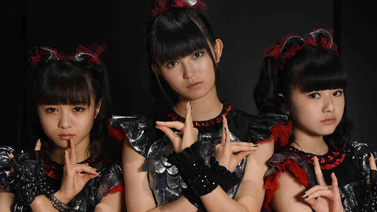 Babymetal posing for a photograph in 2015