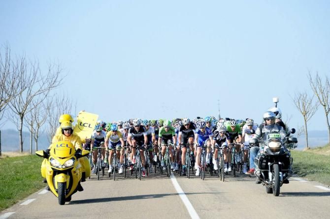 The peloton gets a time gap