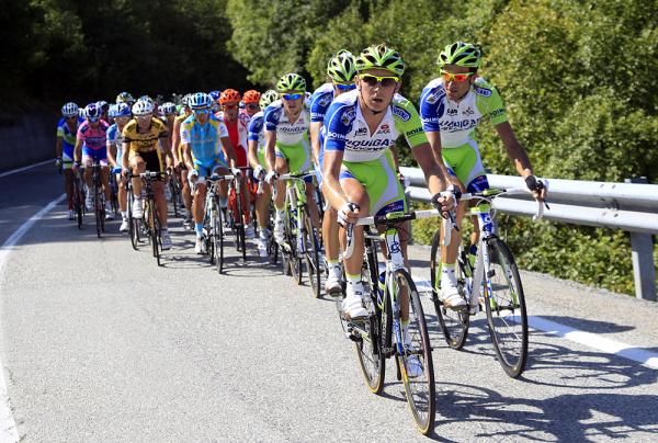 Liquigas controls the chase.