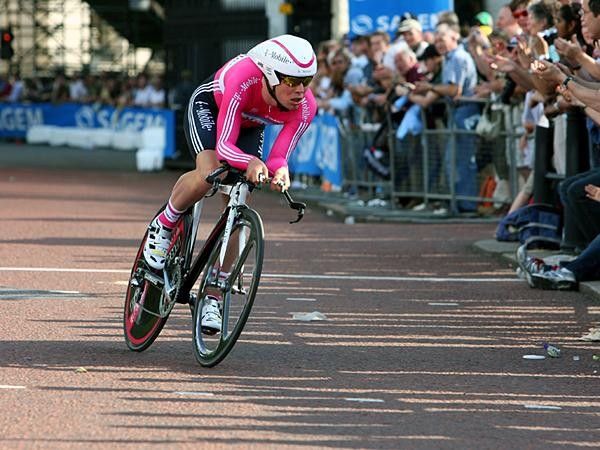 Mark Cavendish (T-Mobile) excites the massive crowd as he passes Buckingham Palace