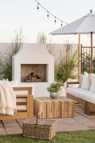 an outdoor fireplace design with a seating area