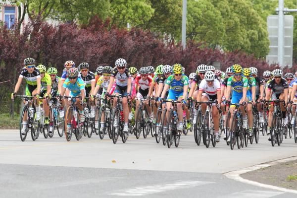 The peloton approaches a corner