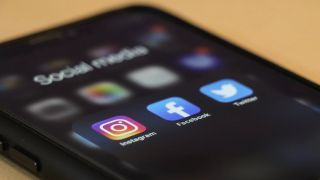 Ecran d'iphone montrant le logo de l'application Instagram