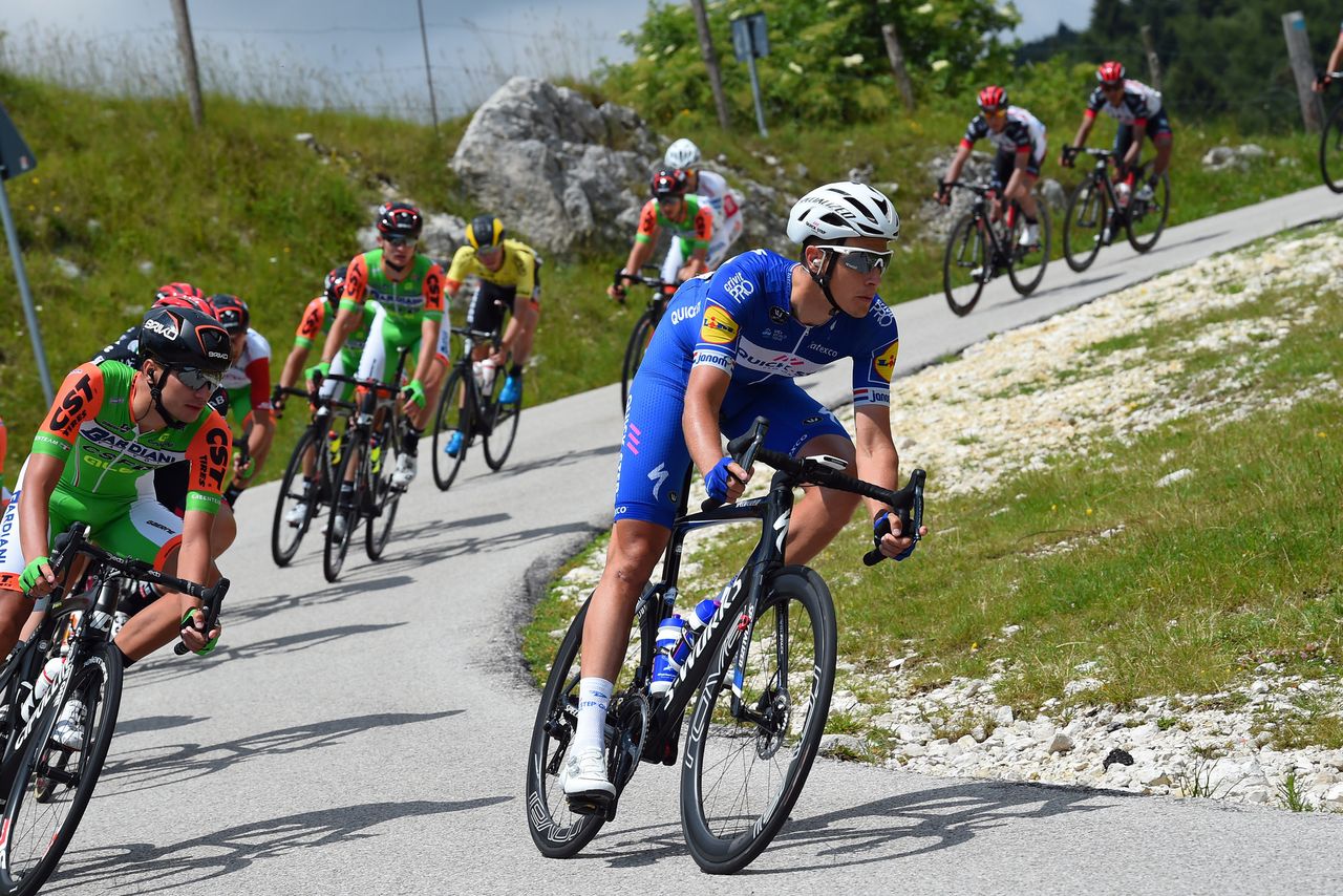 Niki Terpstra corners on a descent
