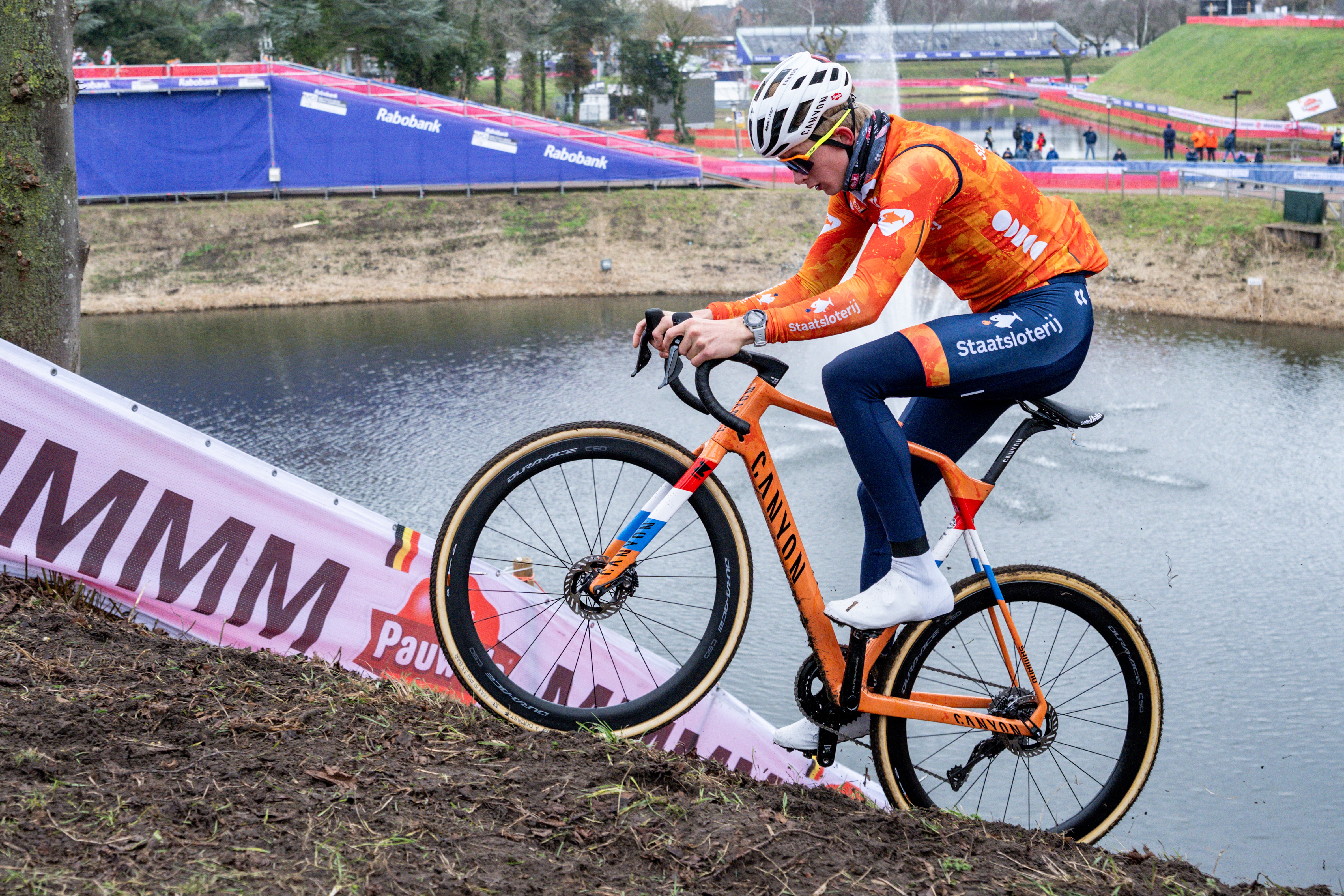 Cyclo-cross World Championships: Shirin van Anrooij and Tibor Del Grosso bring home mixed team relay win for the Netherlands