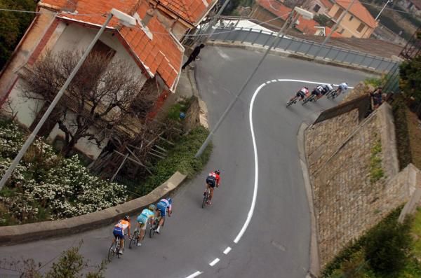 Riders scramble to reconnect on a descent