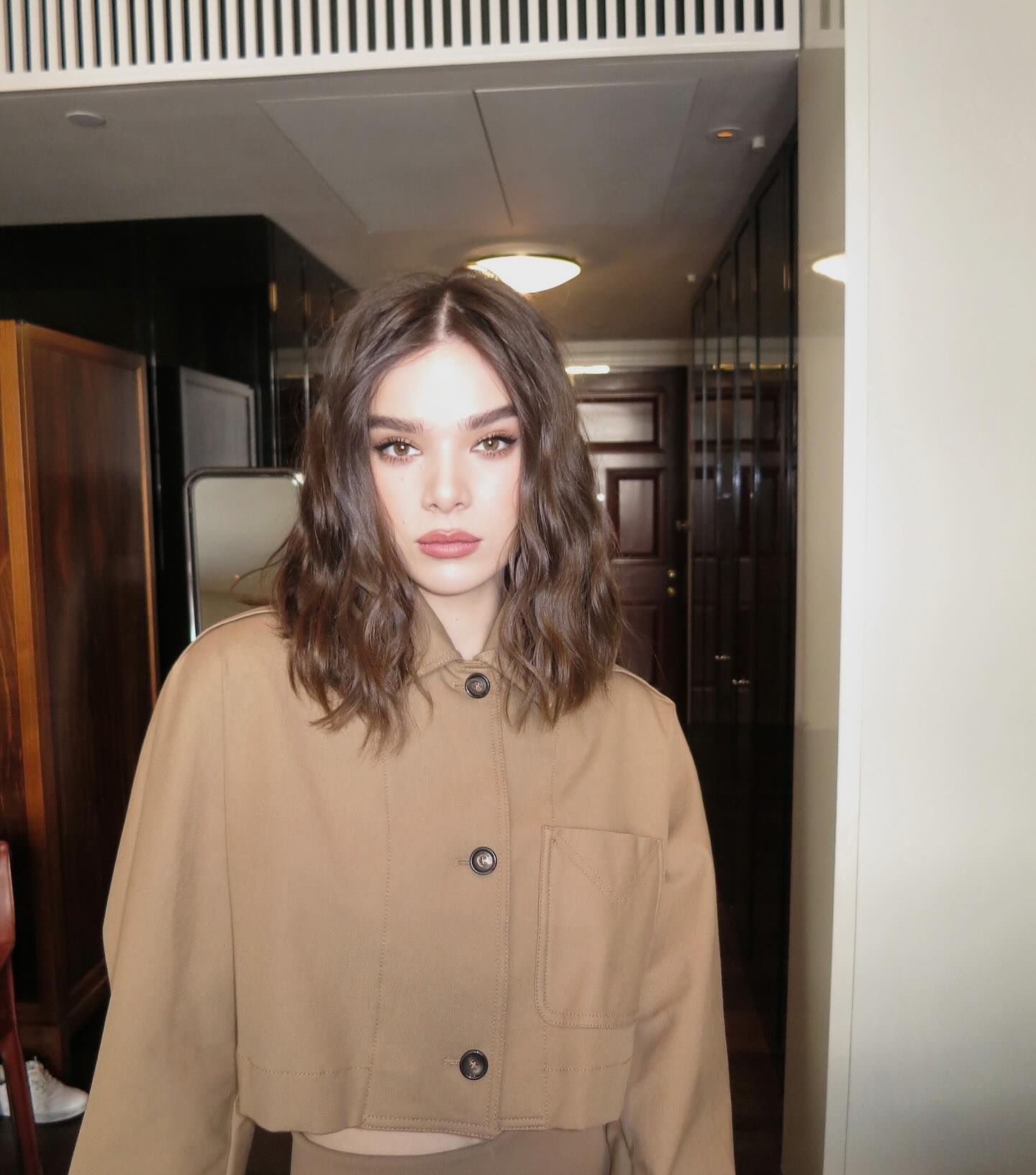 Hailee Steinfeld with long lazy bob haircut