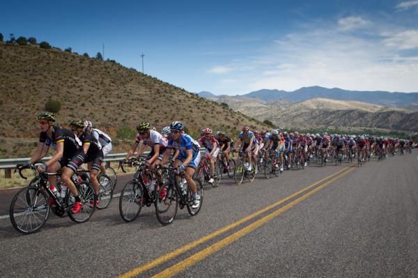 The men's field begins the climb back toward town.
