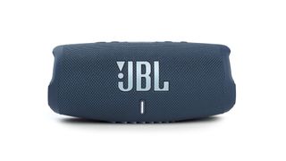 Blå JBL Charge 5 med front mod os og stort JBL-logo i hvid