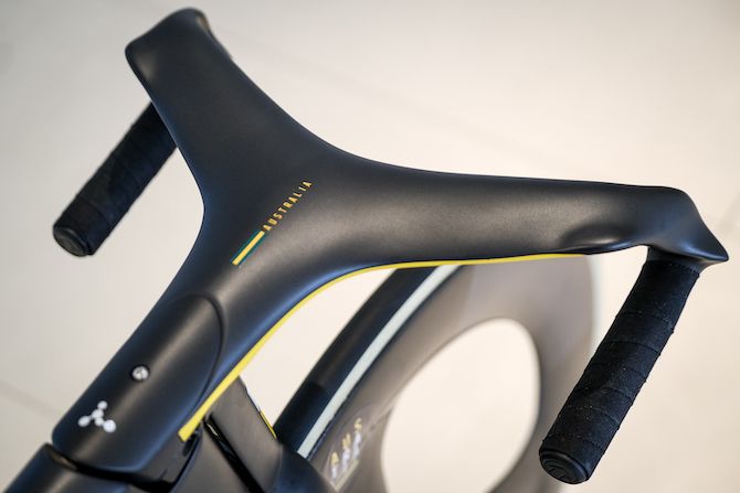 A closer look at the Electron Pro&rsquo;s sprint/bunch-race handlebars