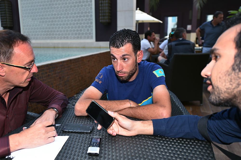 Vincenzo Nibali (Astana) meets the press after an overnight flight