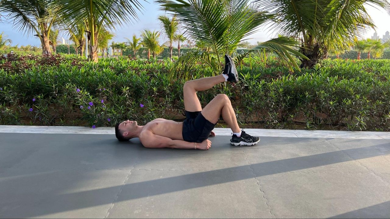 Sam Shaw starting a single-leg glute hold