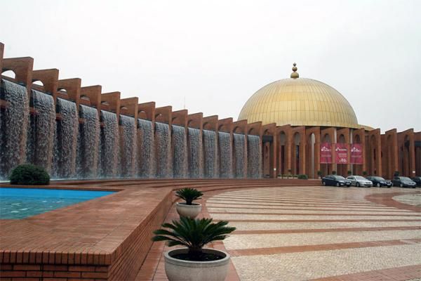 The Vuelta 2010 route launch took place in the Palacio de Congresos y Exposiciones, a fairly striking building.