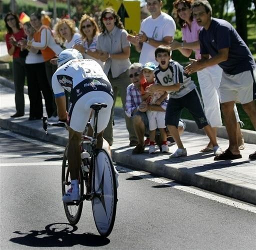 Alejandro Valverde (Caisse d'Epargne) getting a lot of support