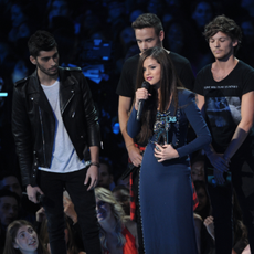 Selena Gomez, Zayn Malik, Liam Payne, Louis Tomlinson, Harry Styles, and Niall Horan of one Direction speak onstage during the 2013 MTV Video Music Awards at the Barclays Center on August 25, 2013 in the Brooklyn borough of New York City