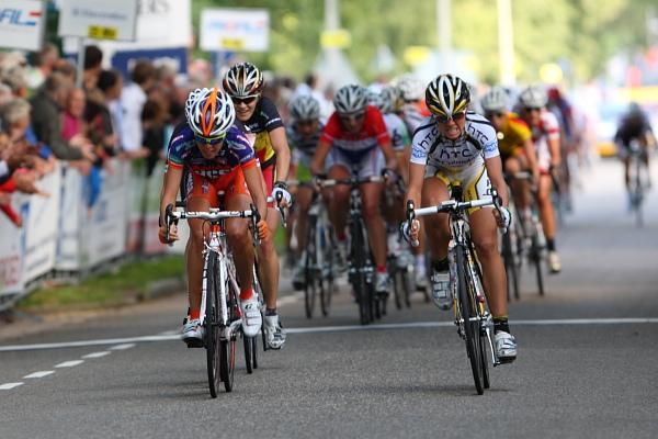 Still battling at the front Valentina Carretta (Top Girls Fassa Bortolo - Ghezzi) leads the bunch with Evelyn Stevens (HTC - Columbia Women).