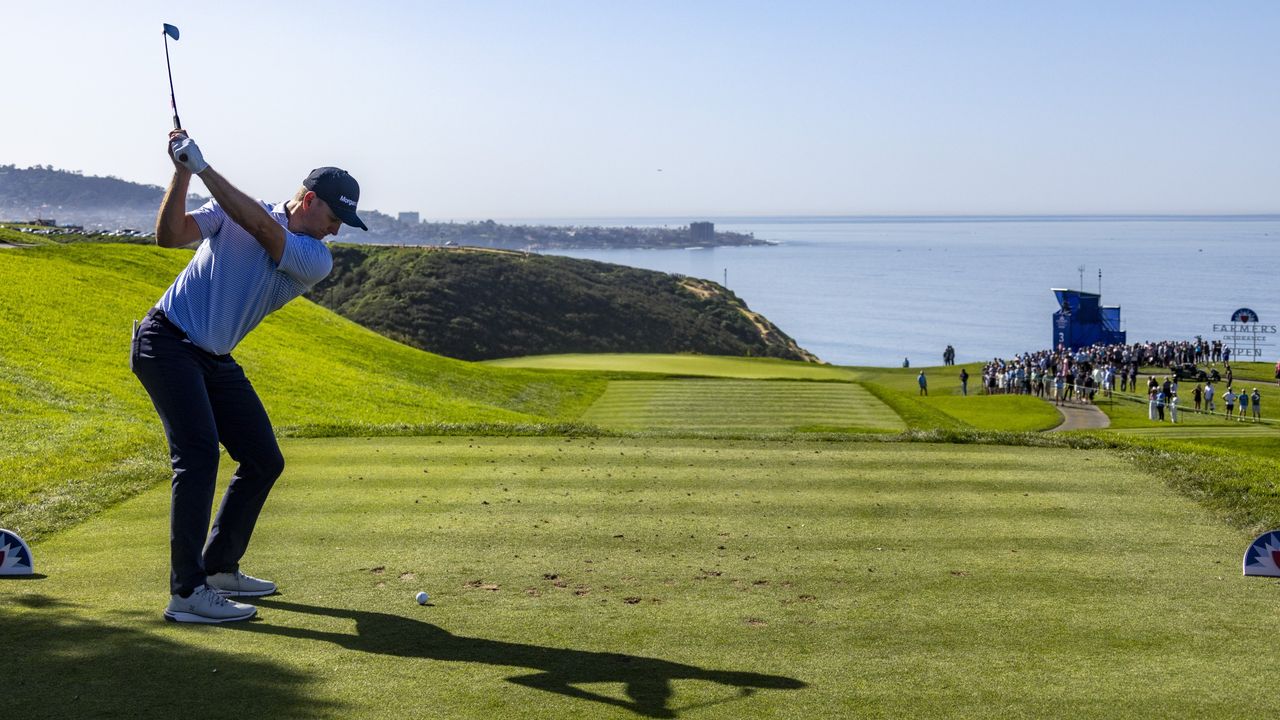 Justin Rose hits his tee shot at the third hole of Torrey Pines South Course during the third round of the Farmers Insurance Open
