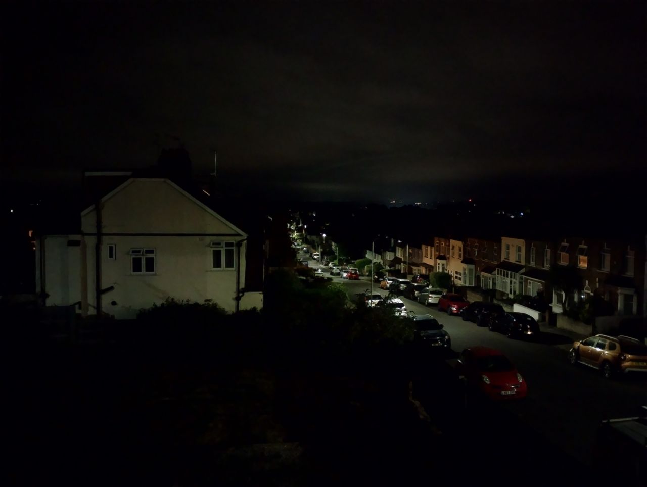 Motorola Moto G82 camera sample: While it has OIS, the Moto G82 isn&rsquo;t capable of taking good low-light photos.