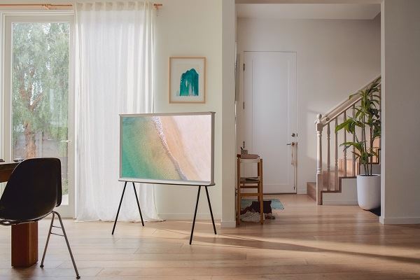 En Samsung The Serif TV står i ett vardagsrum.