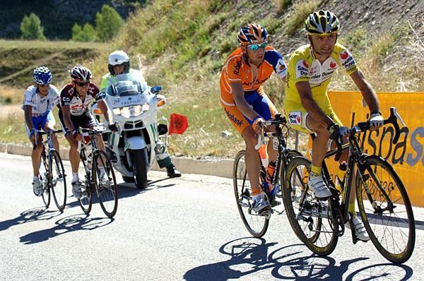 Leonardo Piepoli (Saunier Duval-Prodir) and Denis Menchov (Rabobank) charge ahead.