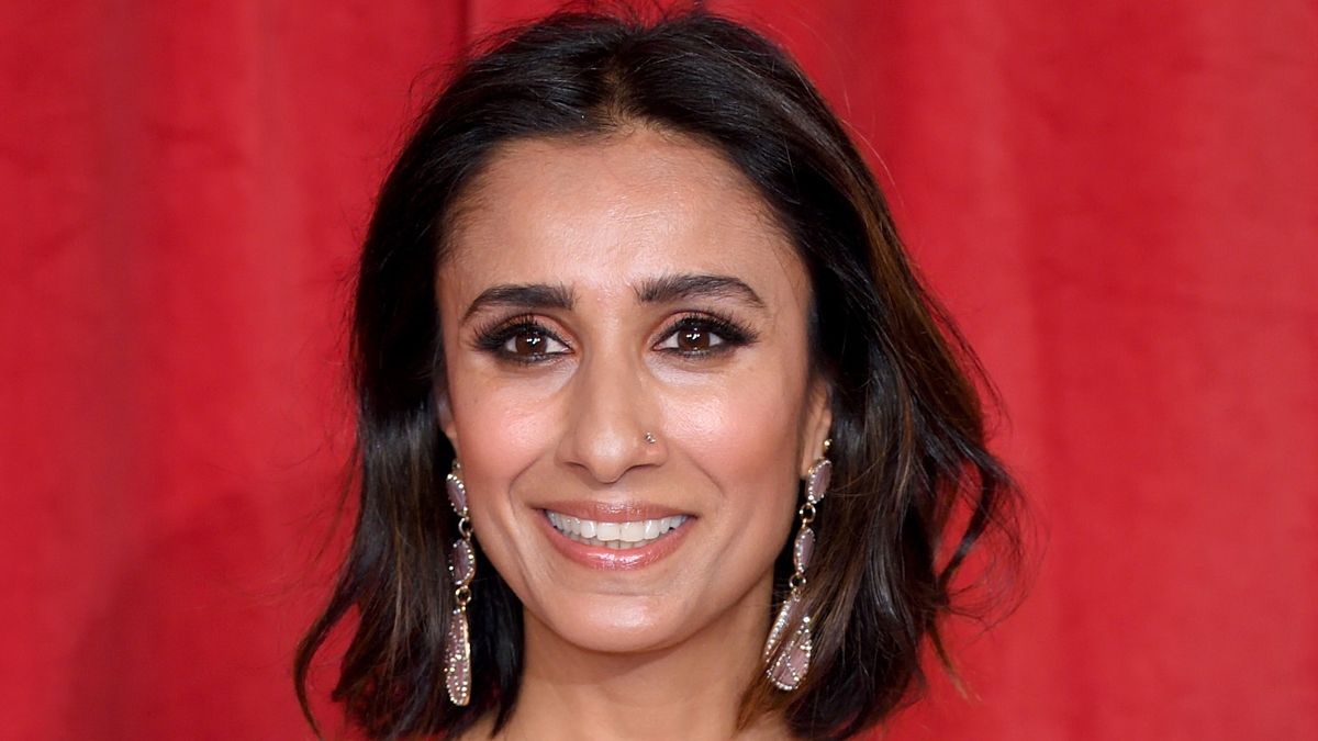 Le jean large et la chemise rayée oversize d'Anita Rani cochent toutes nos cases pour une tenue raffinée