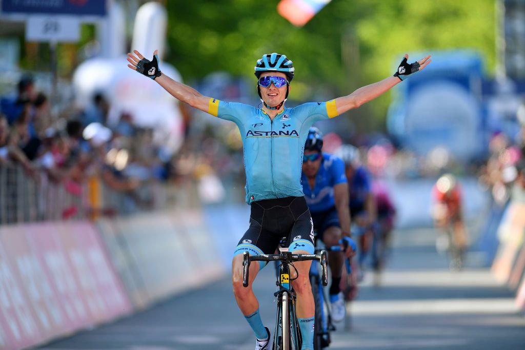 Pello Bilbao (Astana) celebrates ahead of Mikel Landa on stage 20