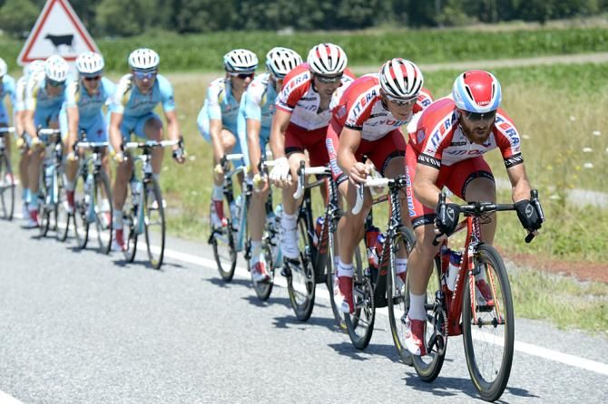 Katusha leads the peloton for Rodriguez